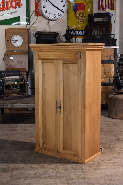 bahut etroit  2 portes en noyer clair decolore epoque 19ieme siecle